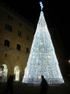 albero natale foligno piazza Domenica 13 Dicembre 2026 Mercatini e Luminarie di Napoli